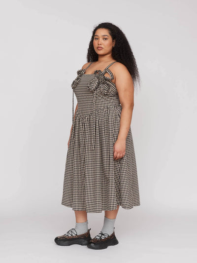 model:Zaynab wears size 18 and is 5’8”