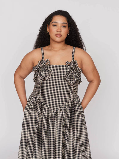 model:Zaynab wears size 18 and is 5’8”