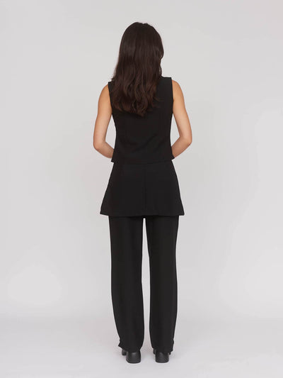 model:Aira wears size 8 and is 5’9”