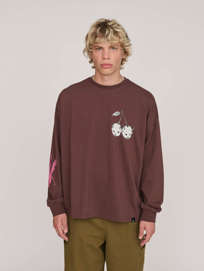 model:Max wears size L and is 6’1”