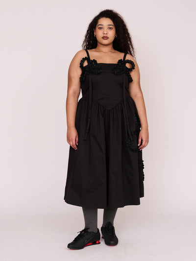 model:Zaynab wears size 18 and is 5’8”,