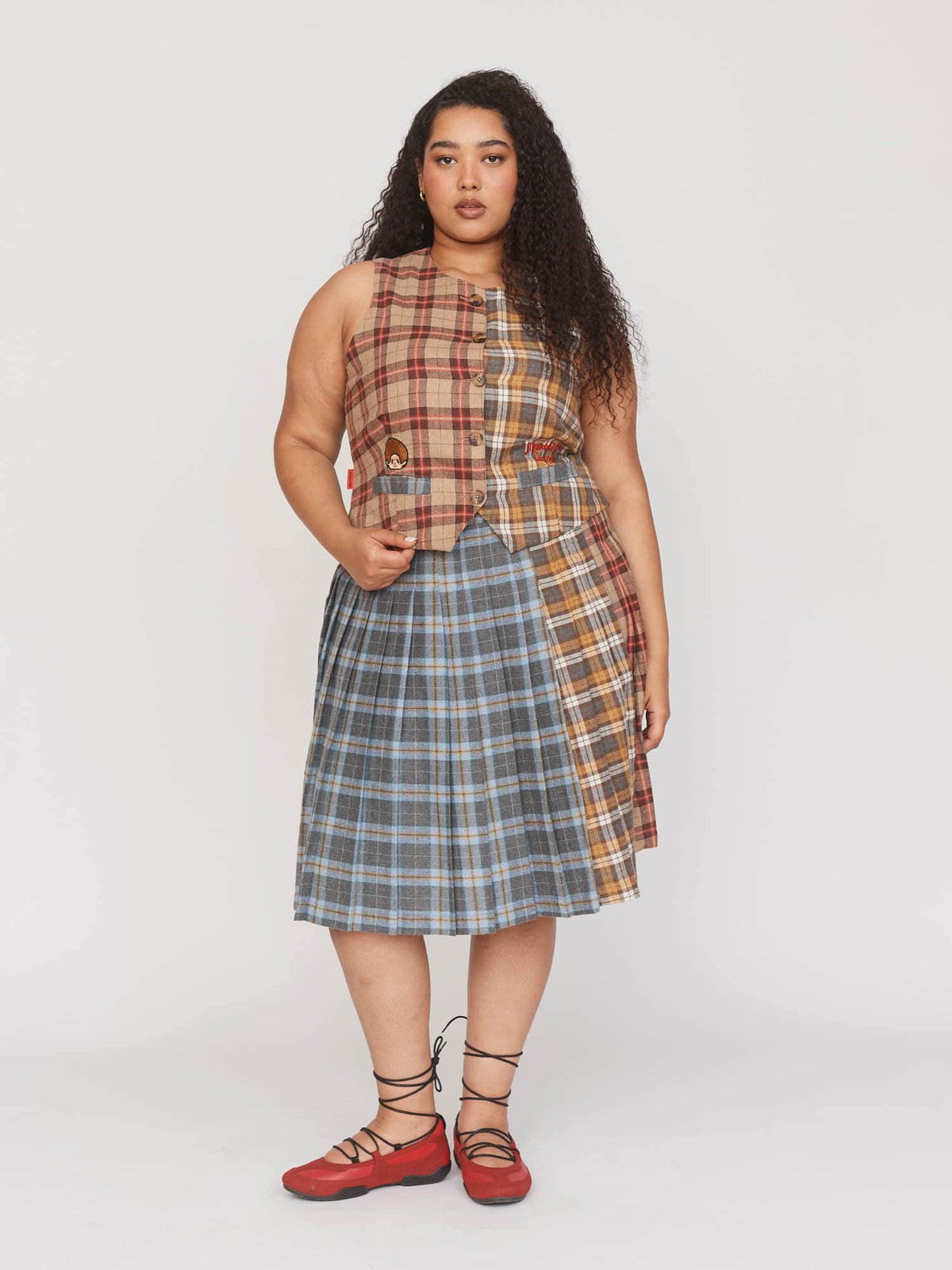 model:Zaynab wears size XXL and is 5’8”