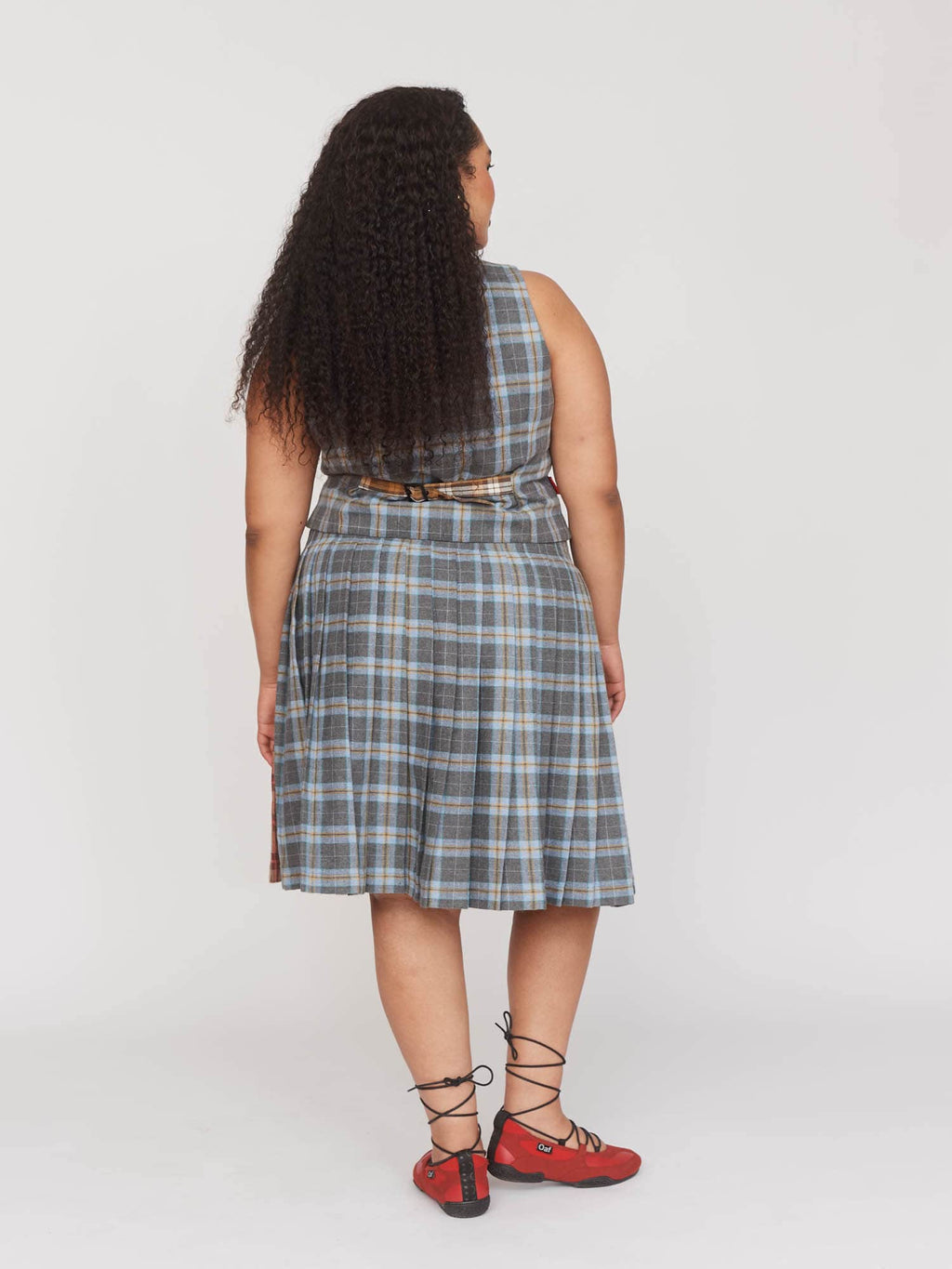 model:Zaynab wears size XXL and is 5’8”