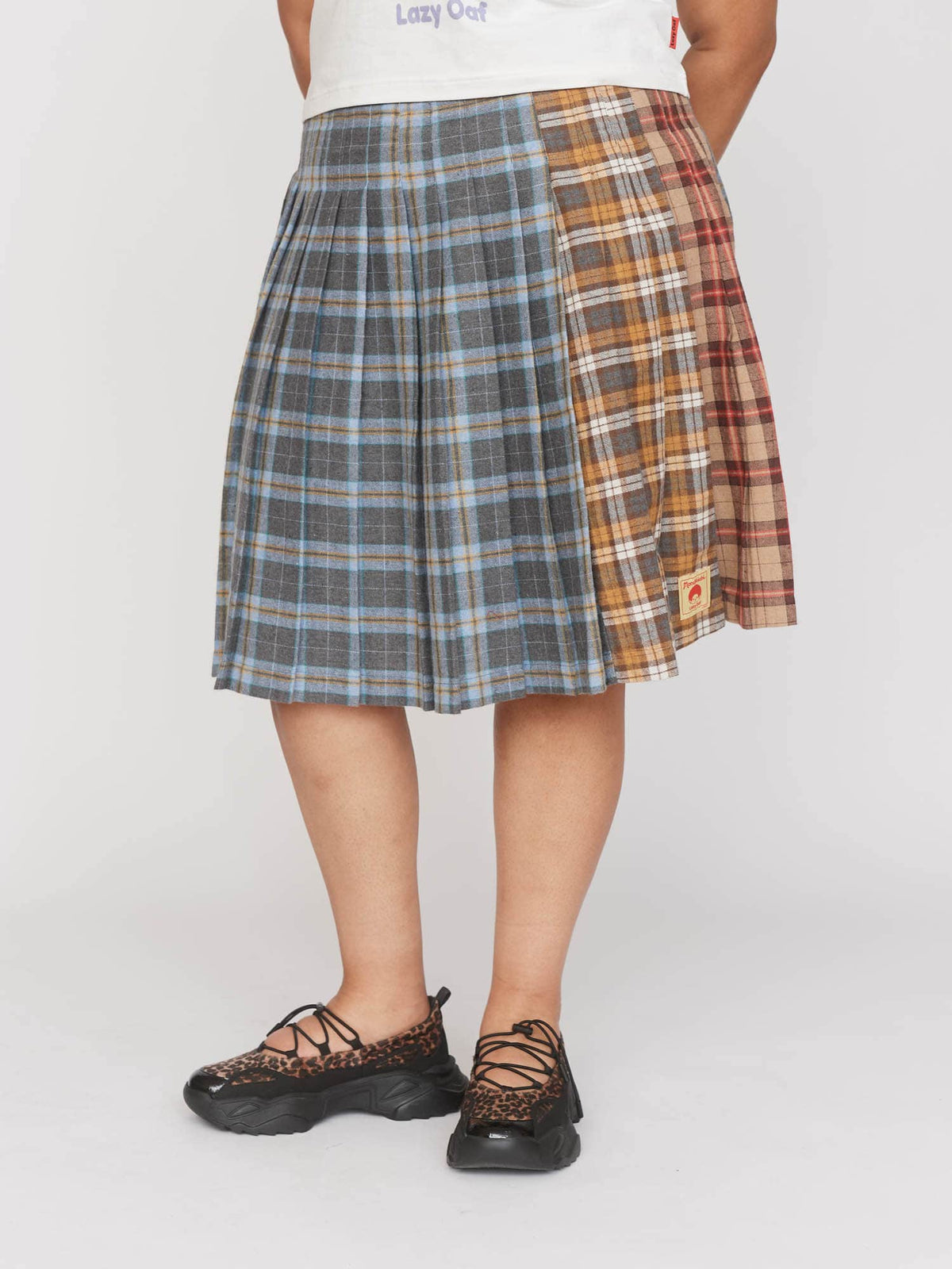 model:Zaynab wears size XXL and is 5’8”