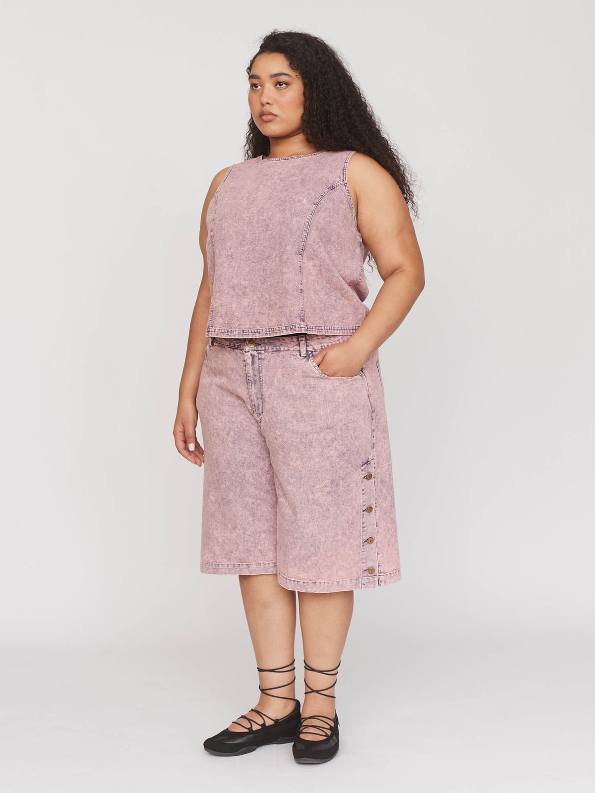 collection-curve, model:Zaynab wears size 36 and is 5’8”