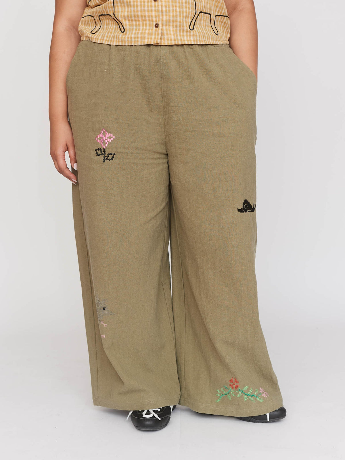 model:Zaynab wears size XXL and is 5’8”