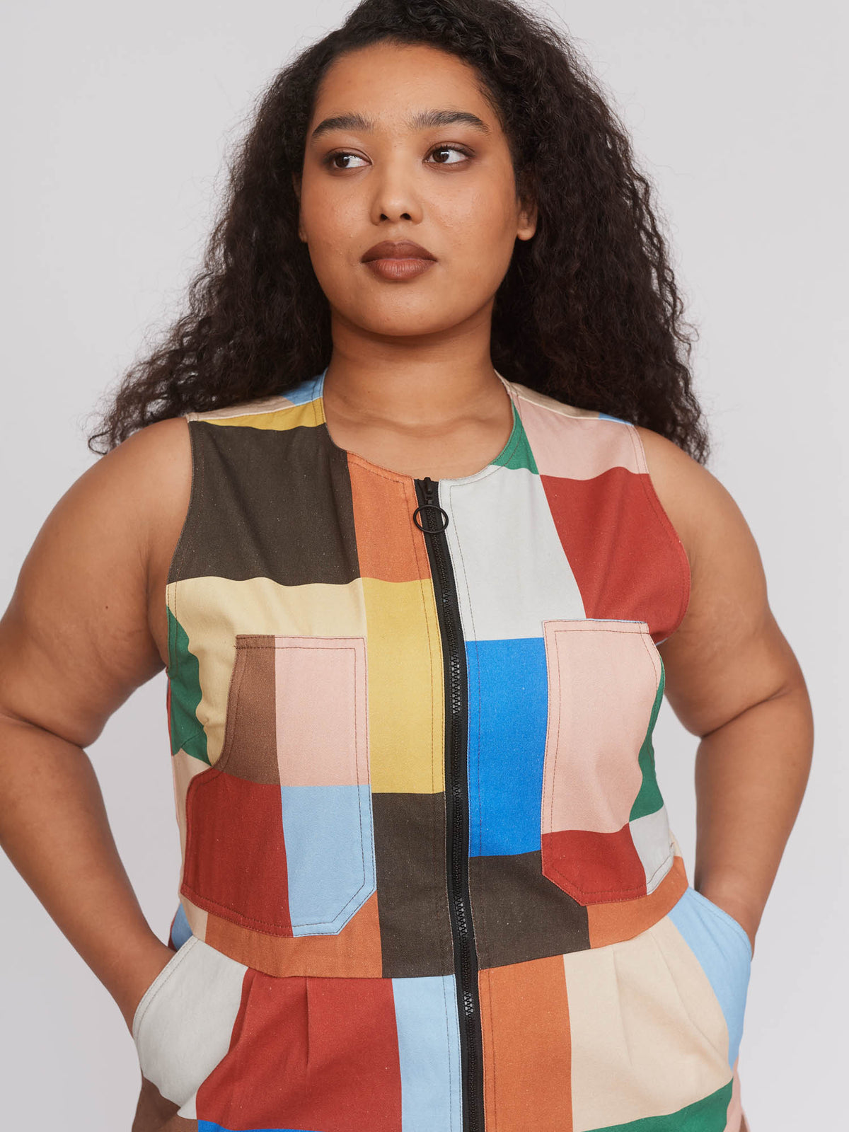 model:Zaynab wears size 18 and is 5’8”