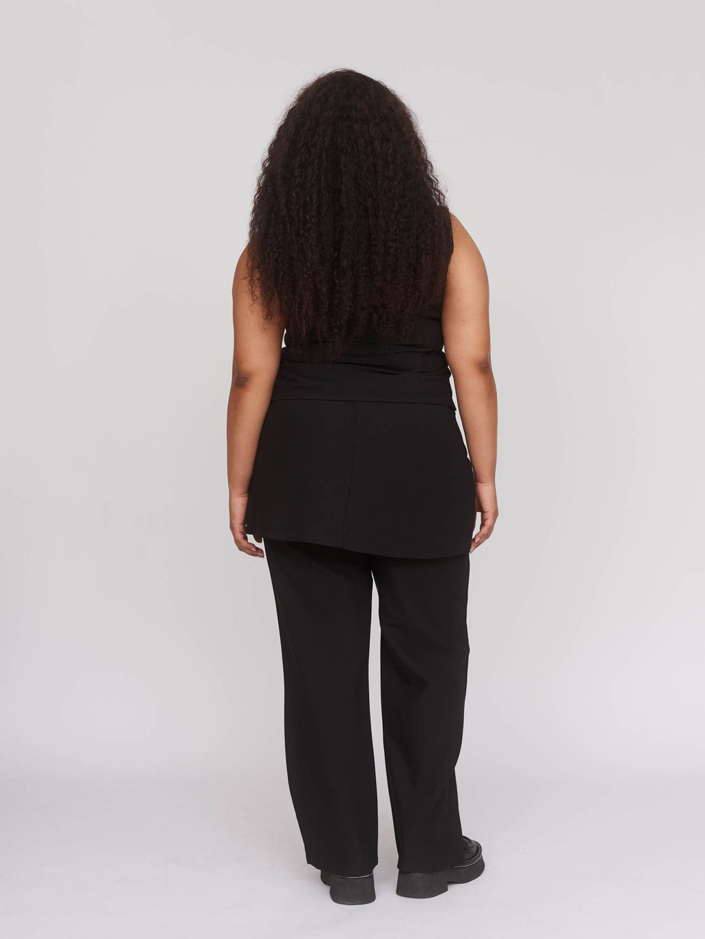 model:Zaynab wears size 18 and is 5’8”