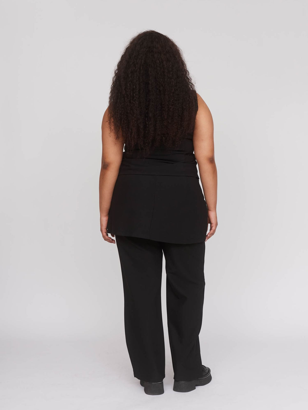 model:Zaynab wears size 18 and is 5’8”