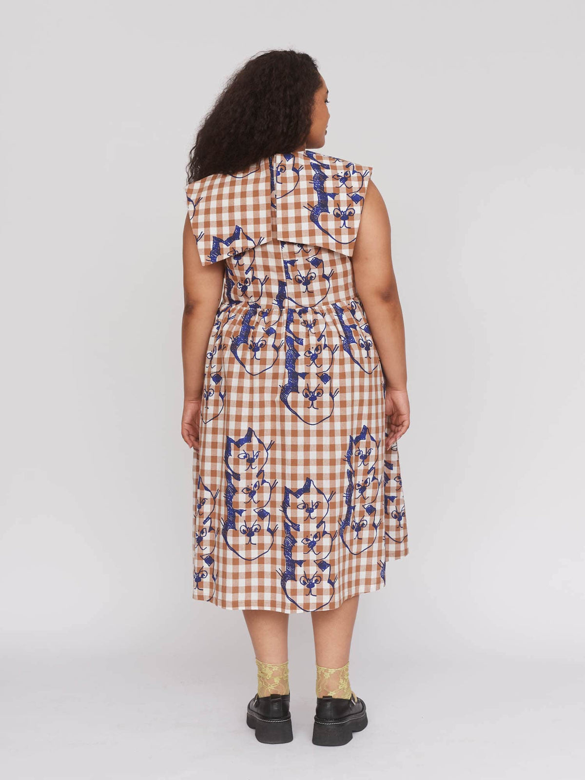 model:Zaynab wears size XXL and is 5’8”