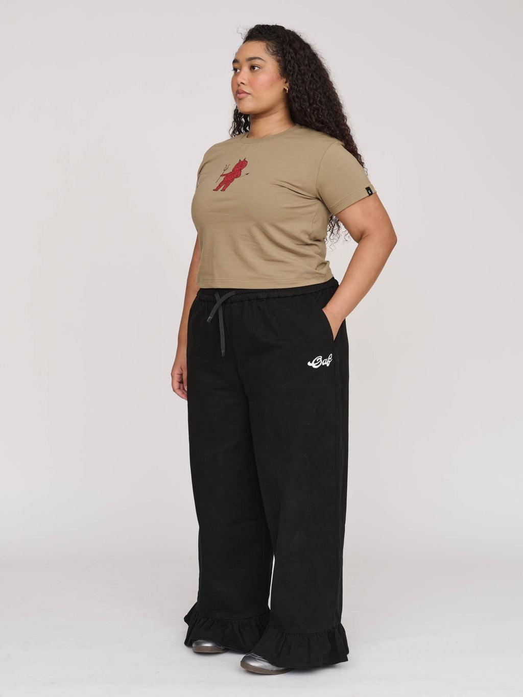 model:Zaynab wears size XXL and is 5’8”