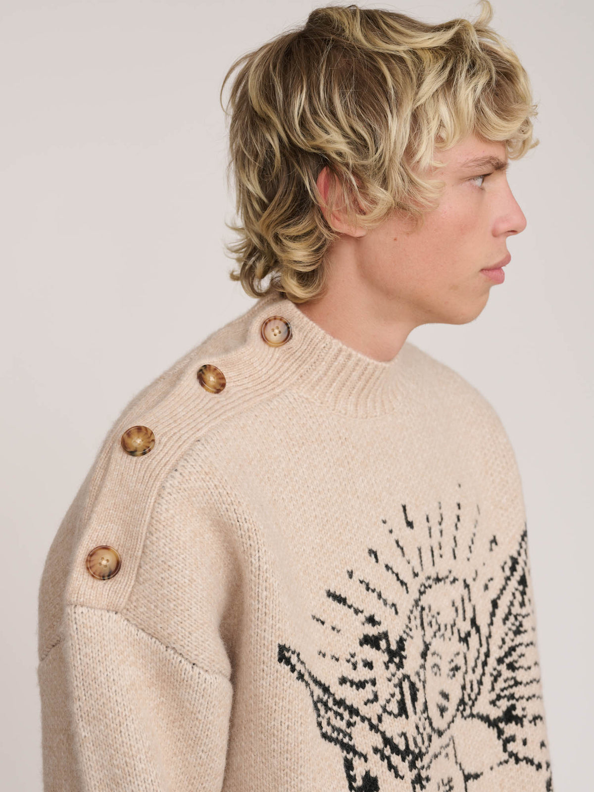 model:Max wears size L and is 6’1”