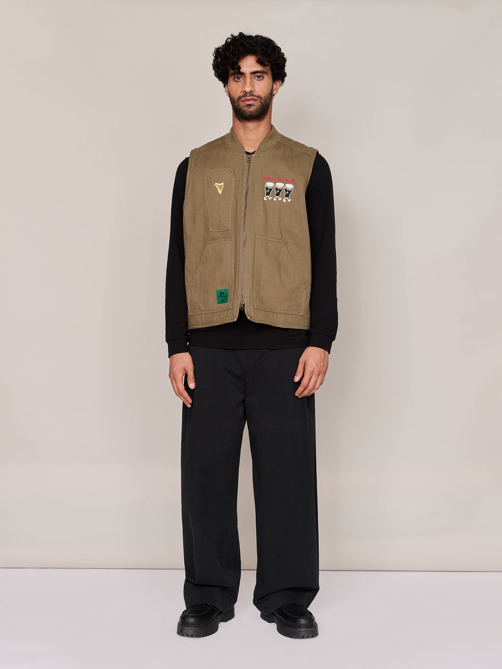 model:Ali wears size L and is 6’1”