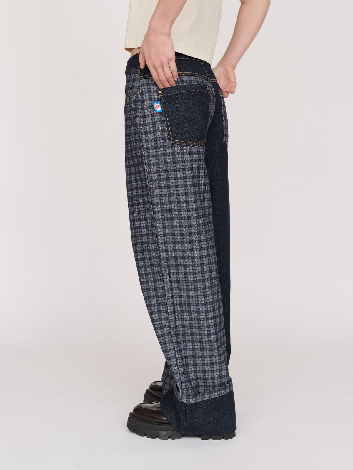 model:Jess wears size 26" and is 5’7”
