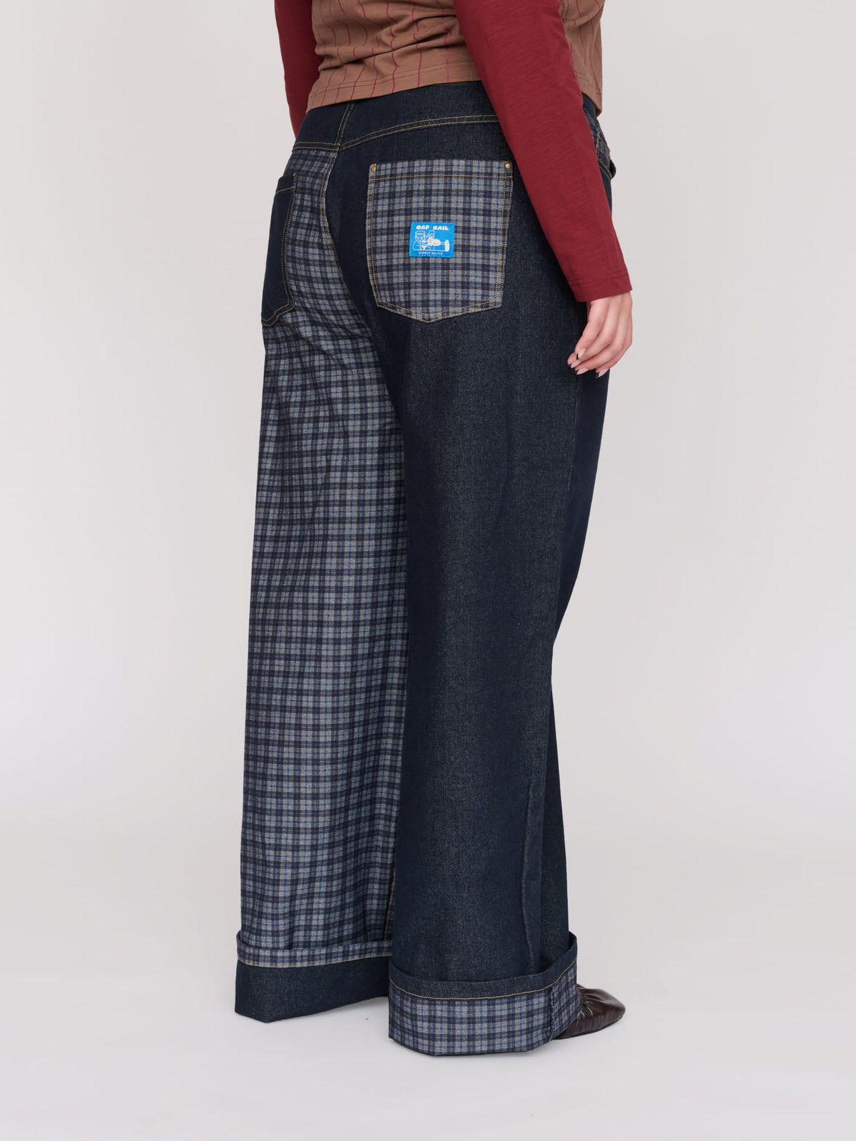 model:Bella wears size 38 and is 5’10”
