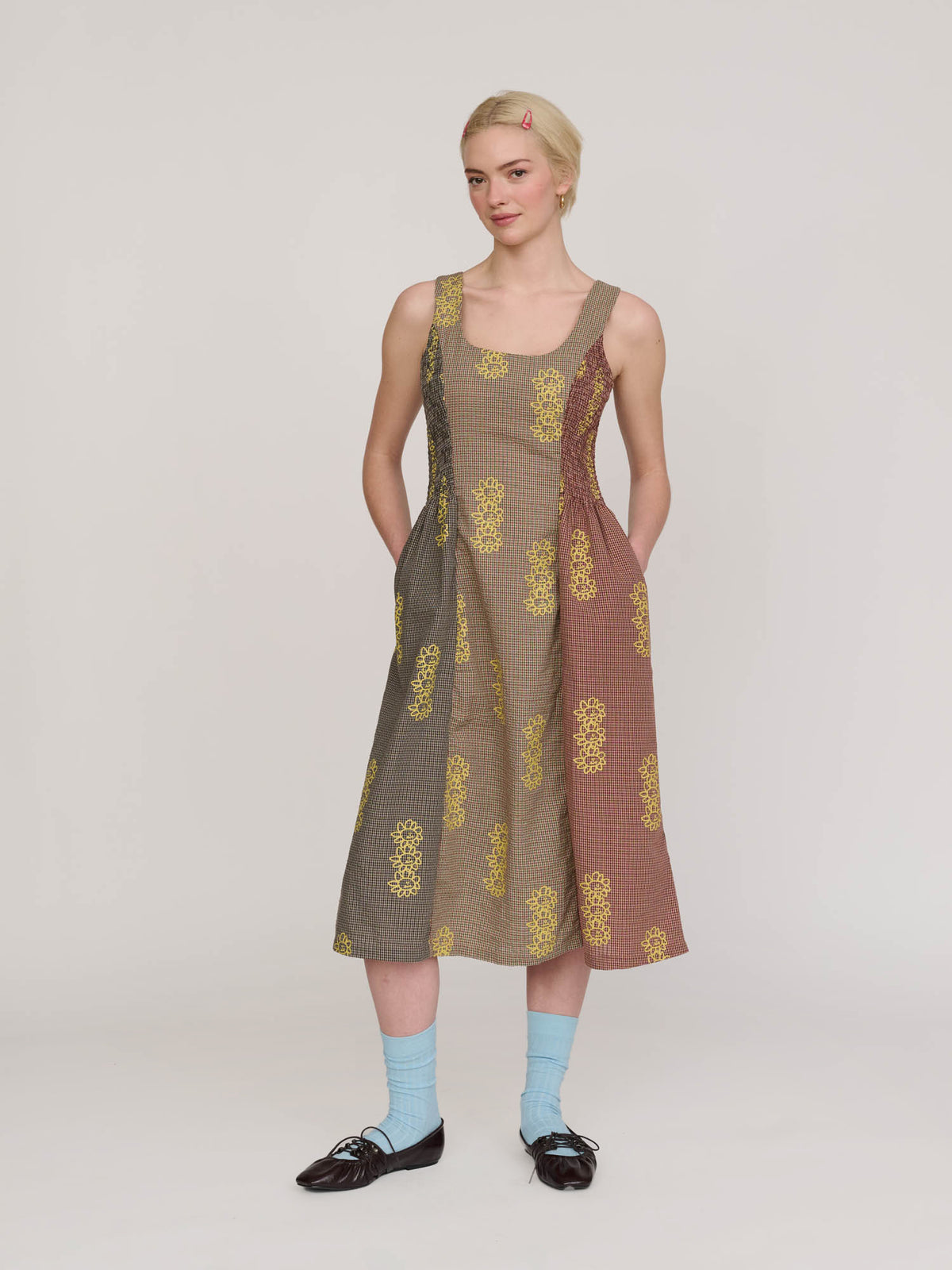 model:Emmie wears size 8 and is 5’6”