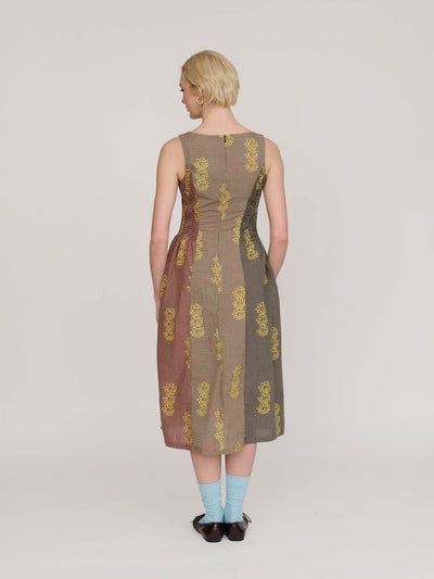 model:Emmie wears size 8 and is 5’6”