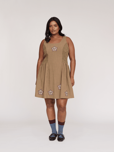 collection-curve, model:Sha wears size 18 and is 5’9”