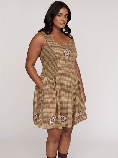 model:Sha wears size 18 and is 5’9”