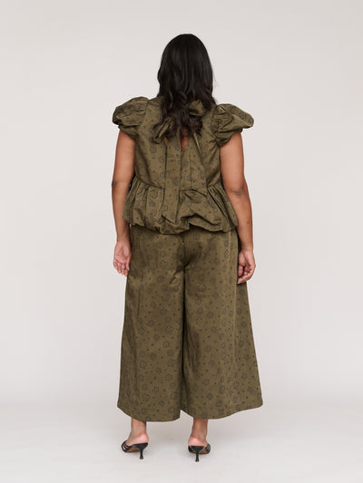 model:Sha wears size XXL and is 5’9”