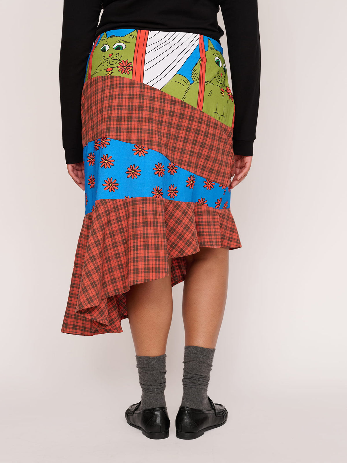 model:Elena wears size 18 and is 5’10”