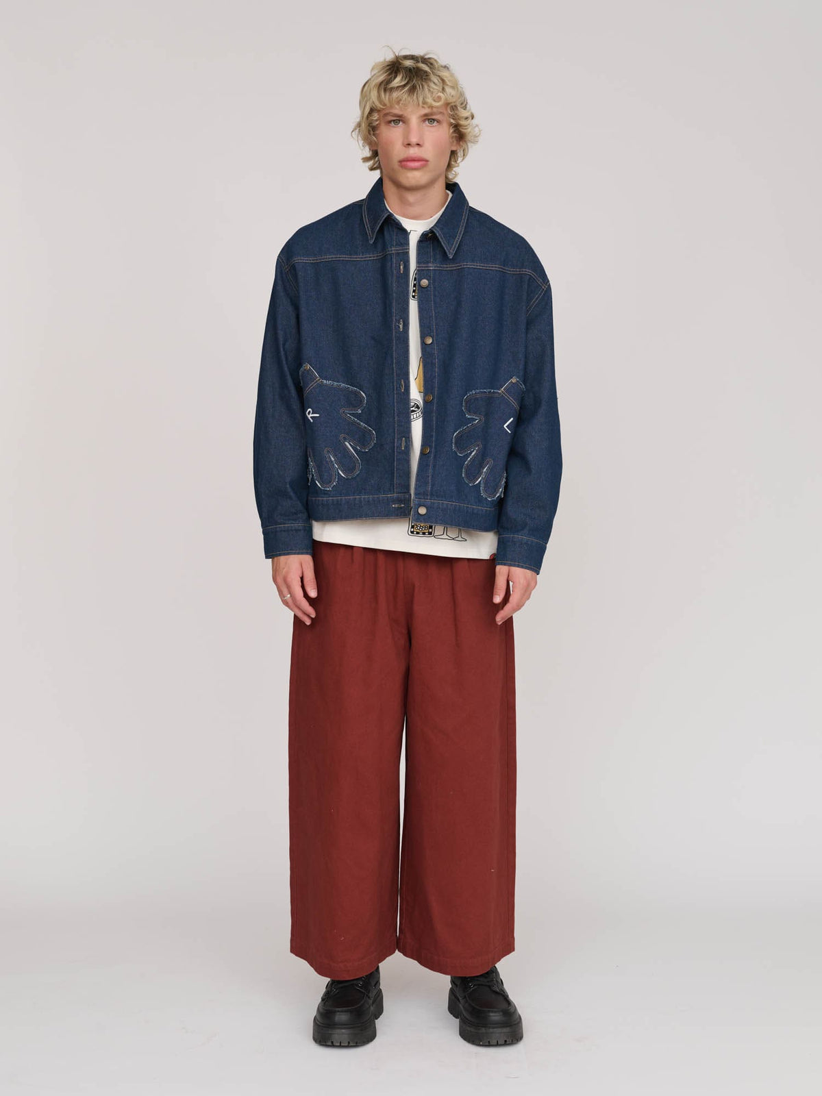 model:Max wears size L and is 6’1”