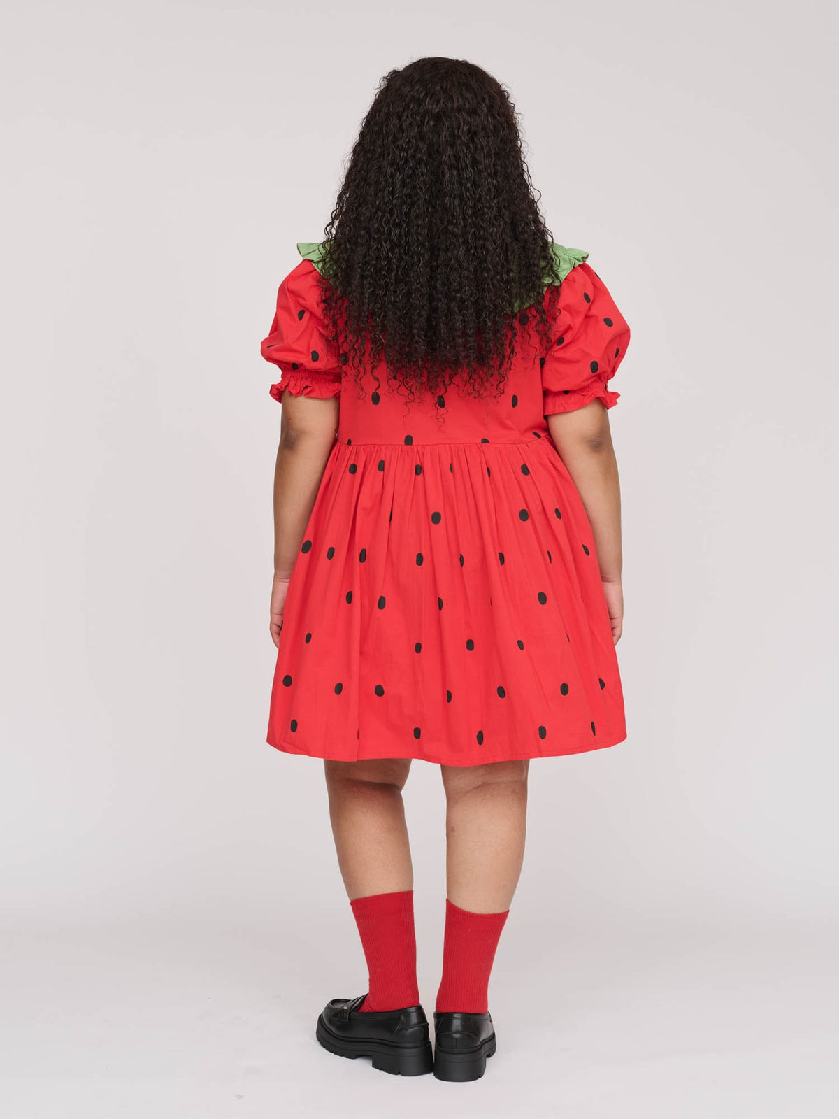 model:Zaynab wears size XXL and is 5’8”