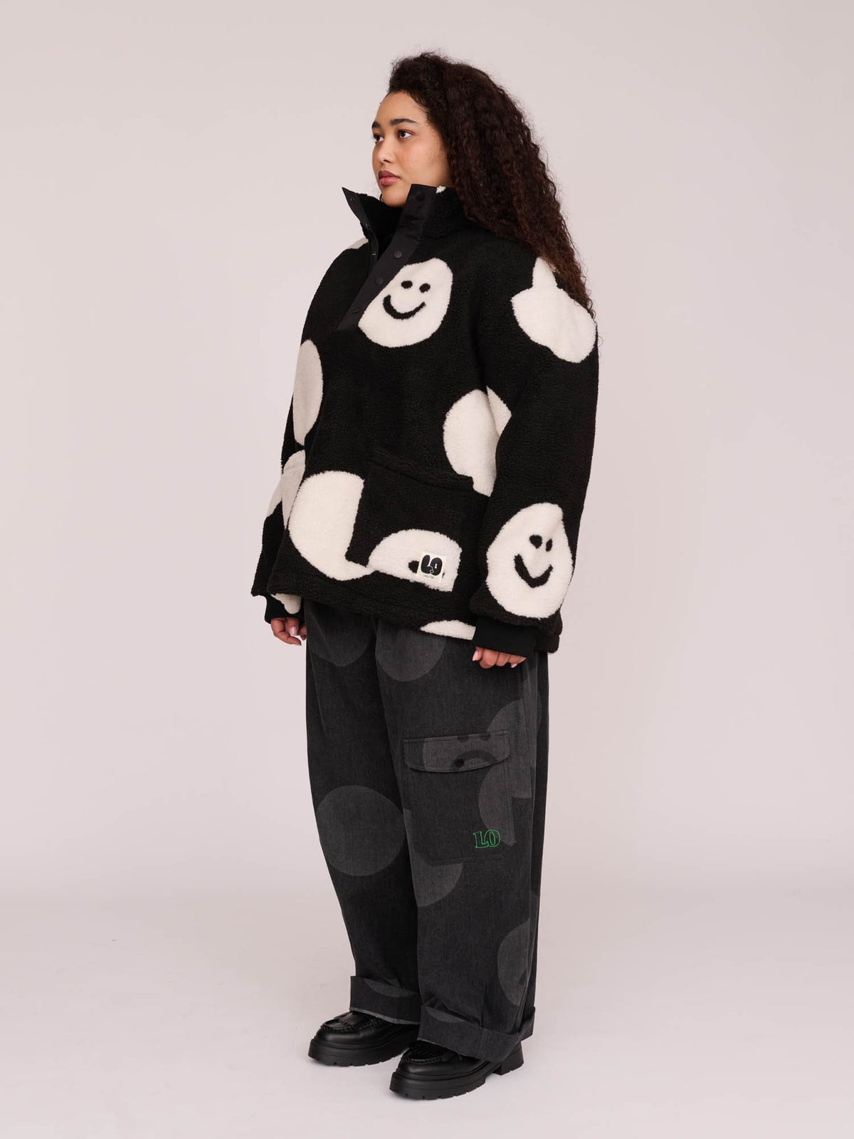 model:Zaynab wears size XXL and is 5’8”