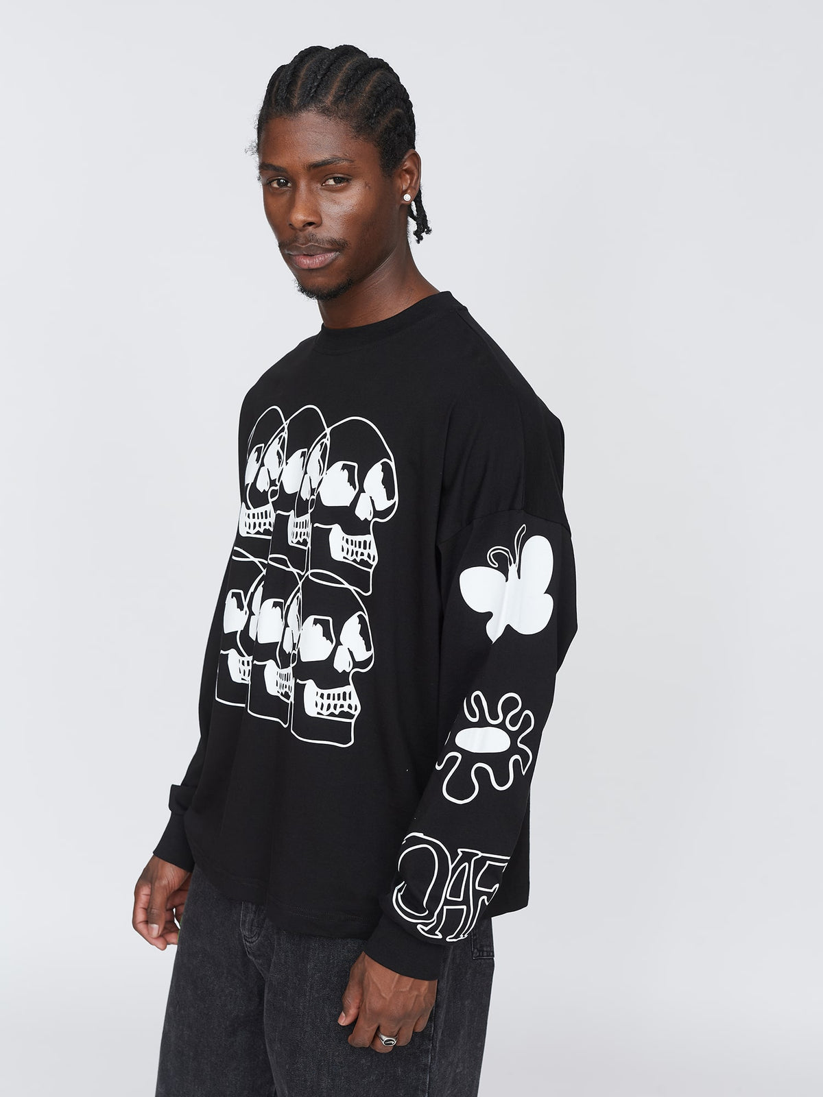model:Ailton wears size L and is 5’11”