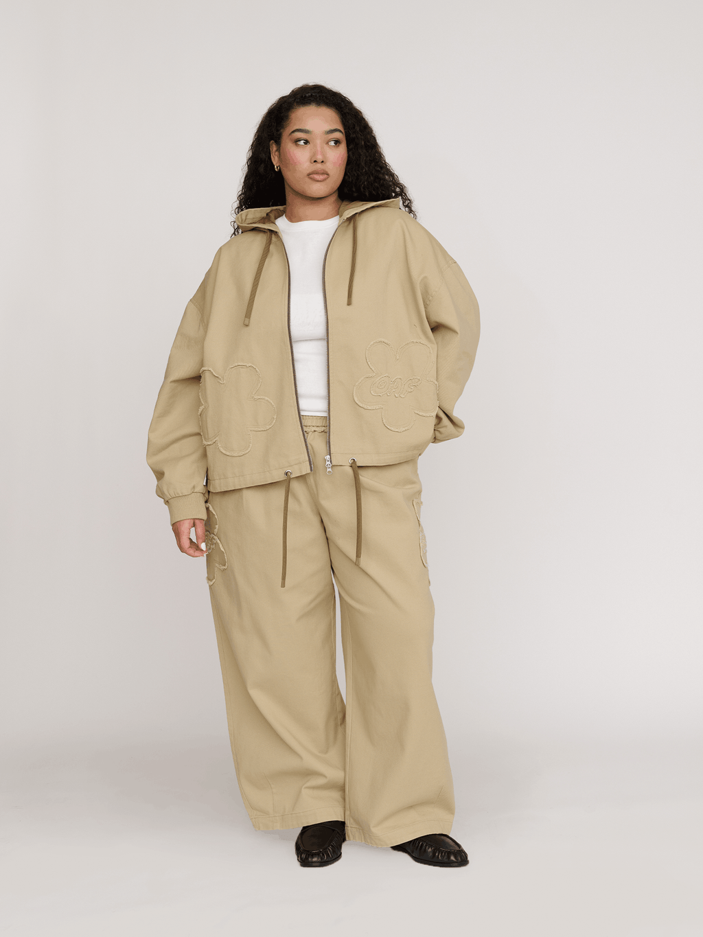 model:Zaynab wears size XXL and is 5’8”
