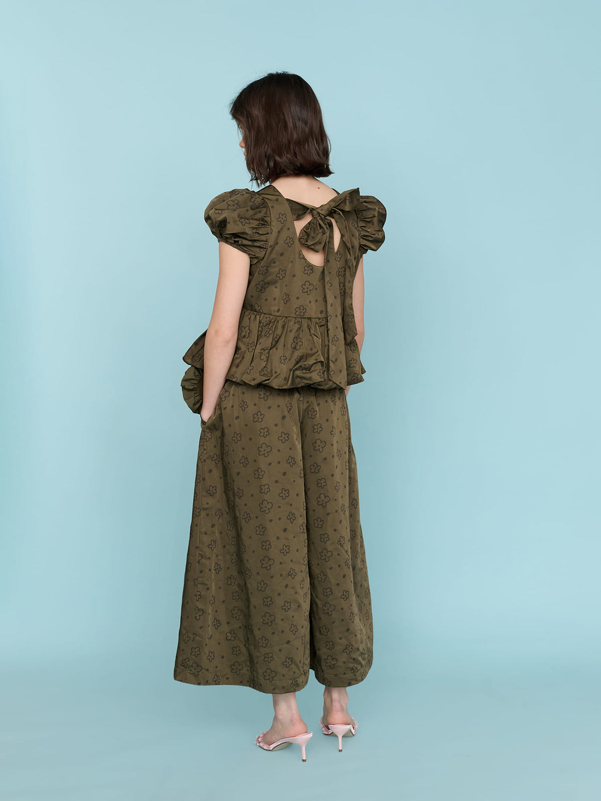 model:Jess wears size S and is 5’7”, 