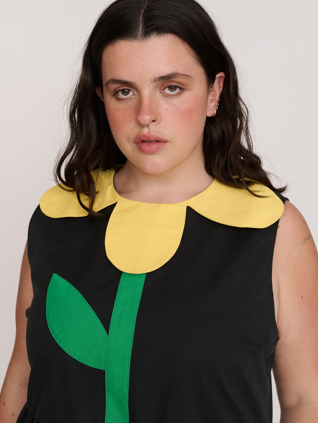model:Bella wears size 18 and is 5’10”