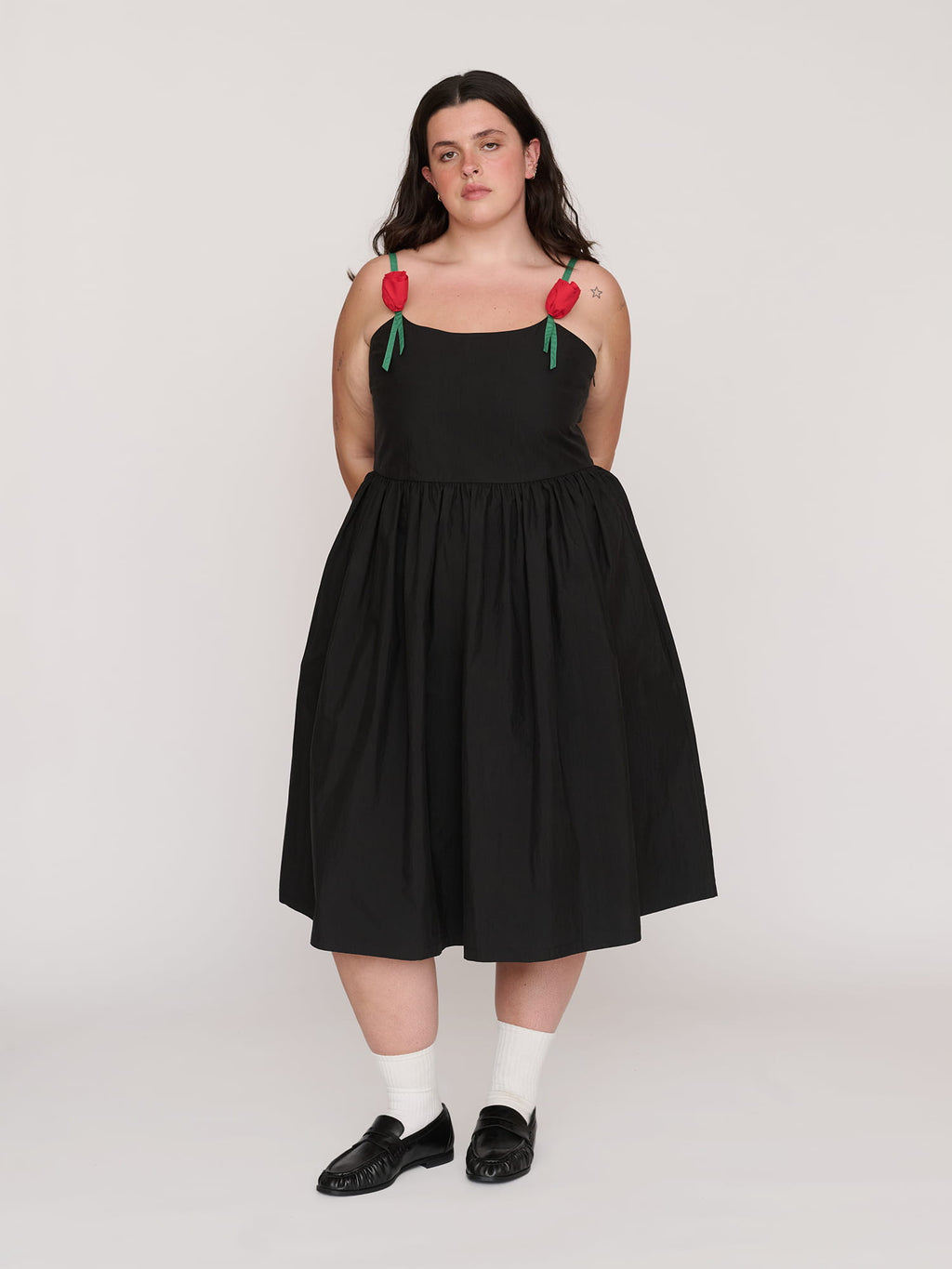 model:Bella wears size 18 and is 5’10”
