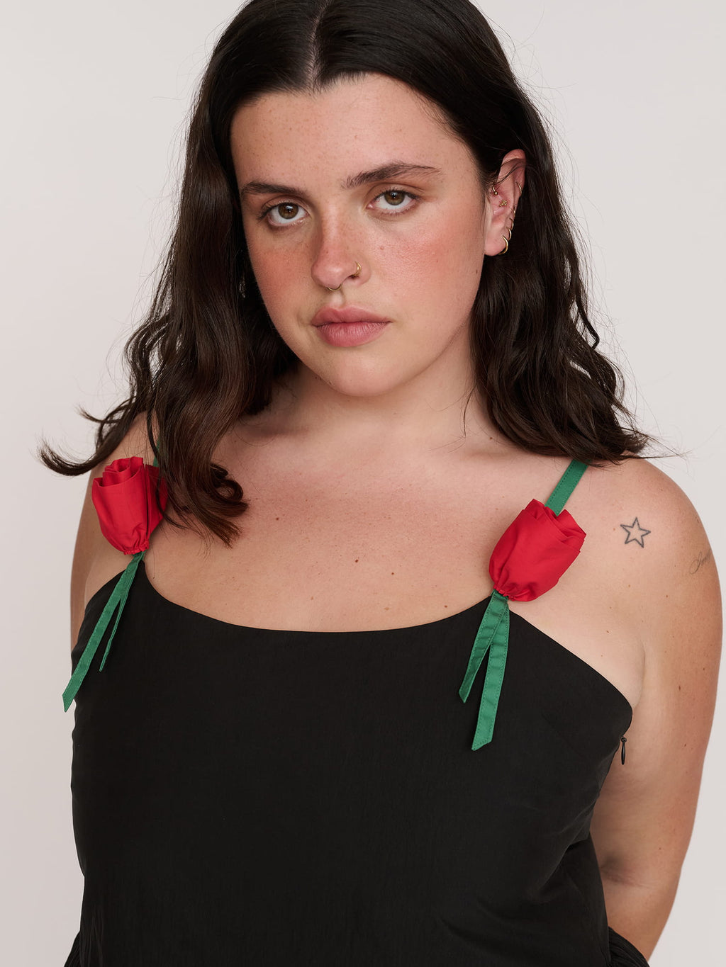 model:Bella wears size 18 and is 5’10”