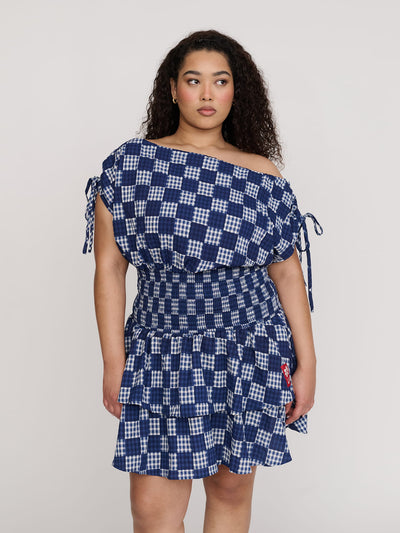 model:Zaynab wears size 18 and is 5’8”