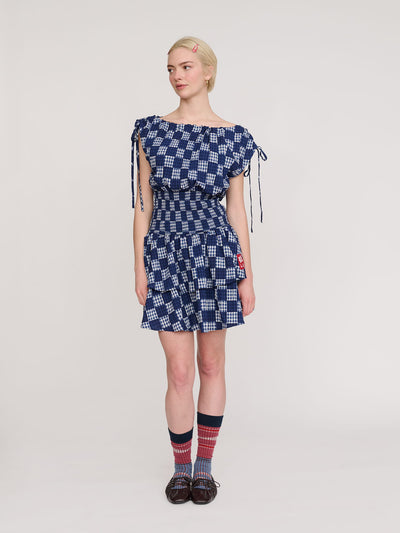 model:Emmie wears size 8 and is 5’6”