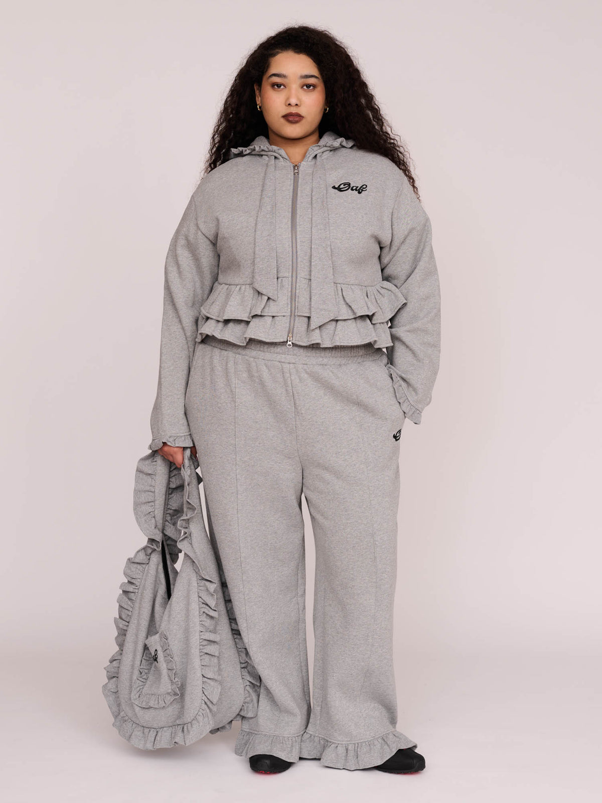 model:Zaynab wears size XXL and is 5’8”