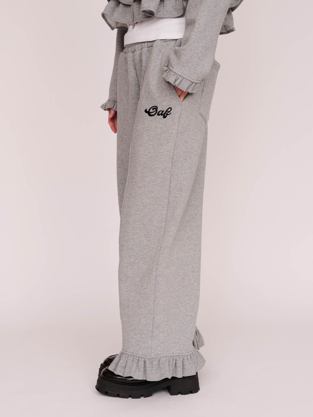 model:Winnie wears size S and is 5’9