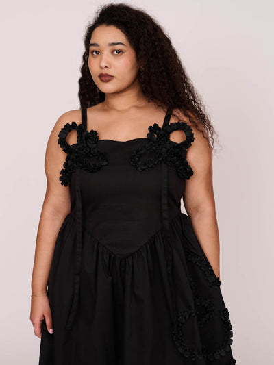 model:Zaynab wears size 18 and is 5’8”