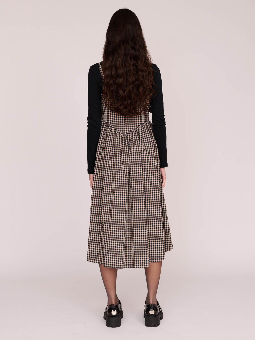 model:Winnie wears size 8 and is 5’9