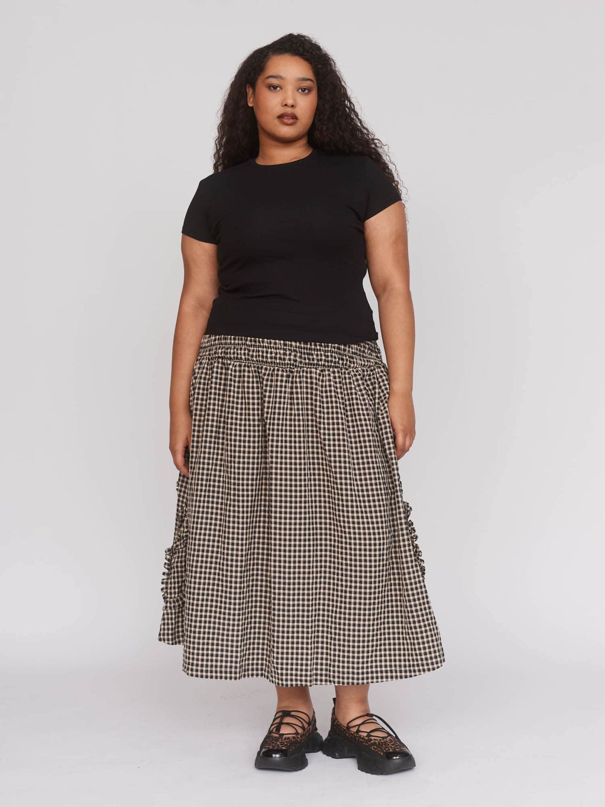 model:Zaynab wears size XXL and is 5’8”