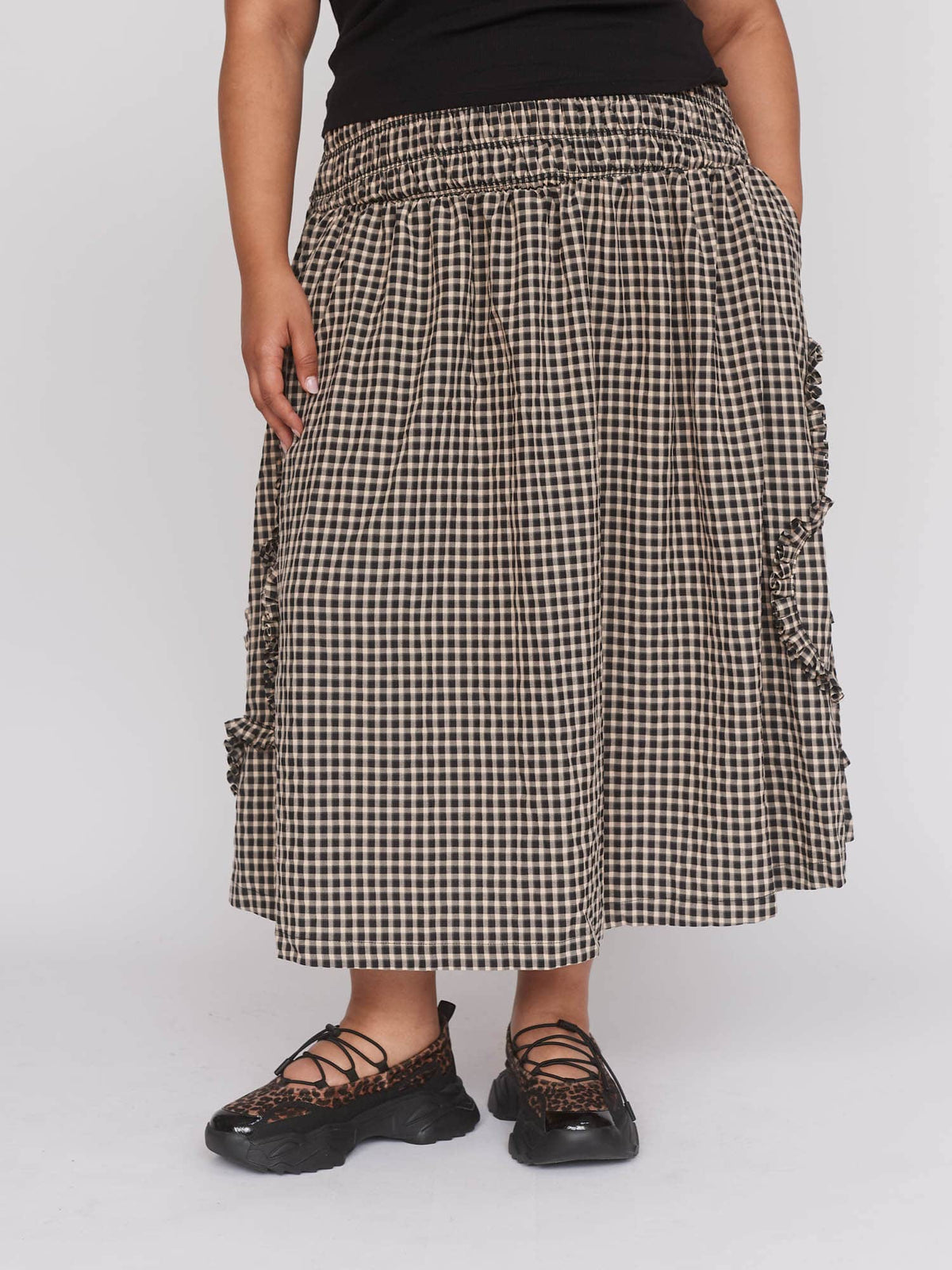 model:Zaynab wears size 18 and is 5’8”