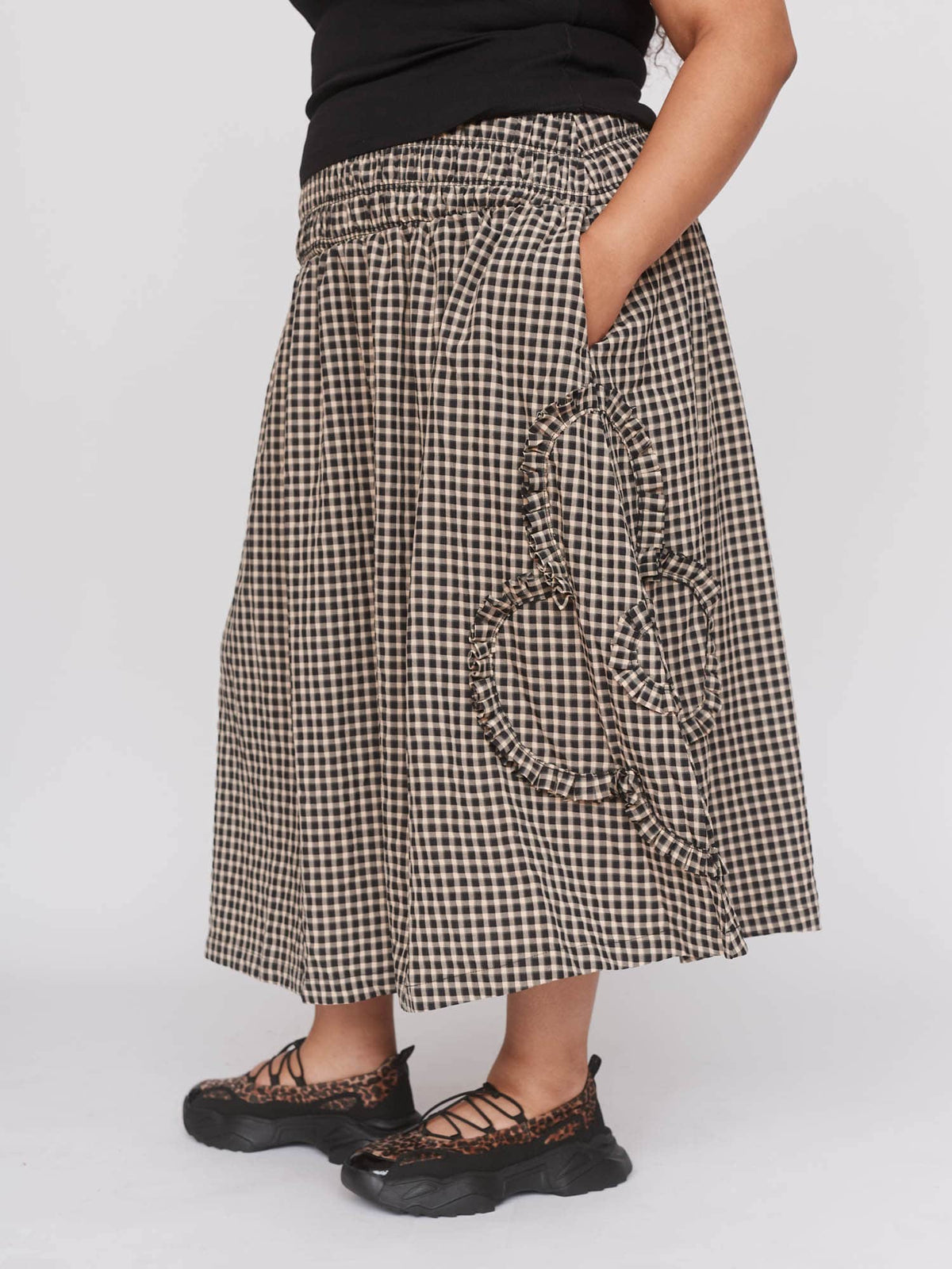 model:Zaynab wears size 18 and is 5’8”