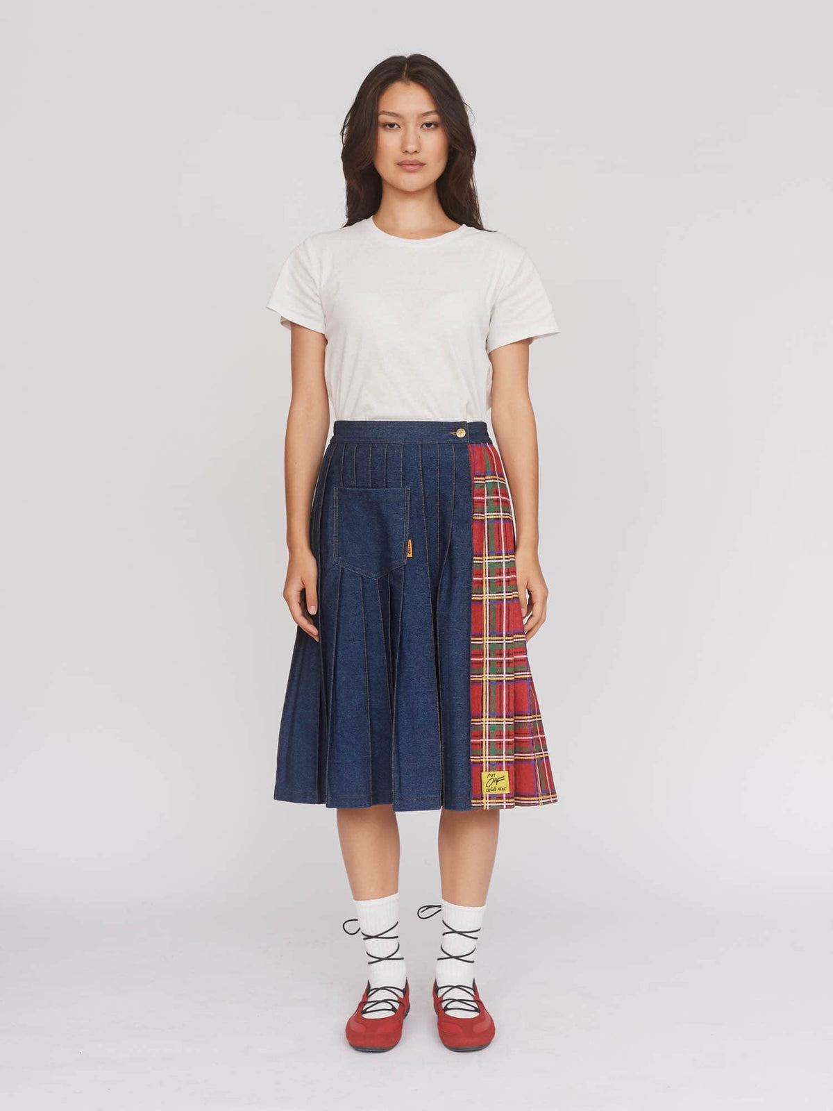 model:Aira wears size 8 and is 5’9”